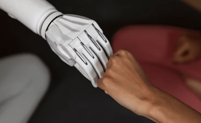 The Robot That Gestures Like a Human Is More Persuasive Than One That Simply Talks Like Onecopied