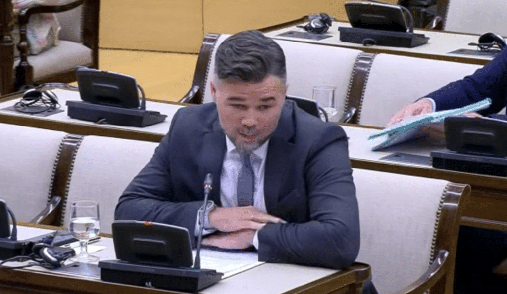 Gabriel Rufián: el hombre que no sabe callar cuando todos prefieren el silencio Gabriel Rufián: el hombre que no sabe callar cuando todos prefieren el silencio